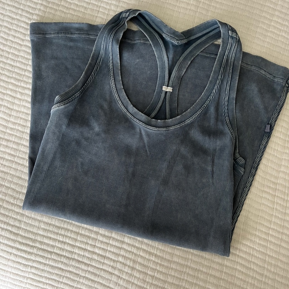 Lululemon raceback tank top. Size 4. Navy blue.